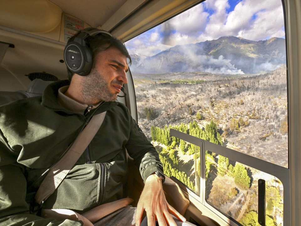 Torres observando el fuego desde el aire. 