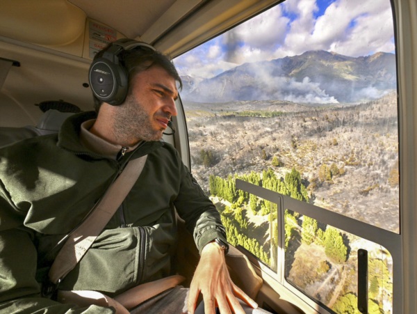 Torres observando el fuego desde el aire. 