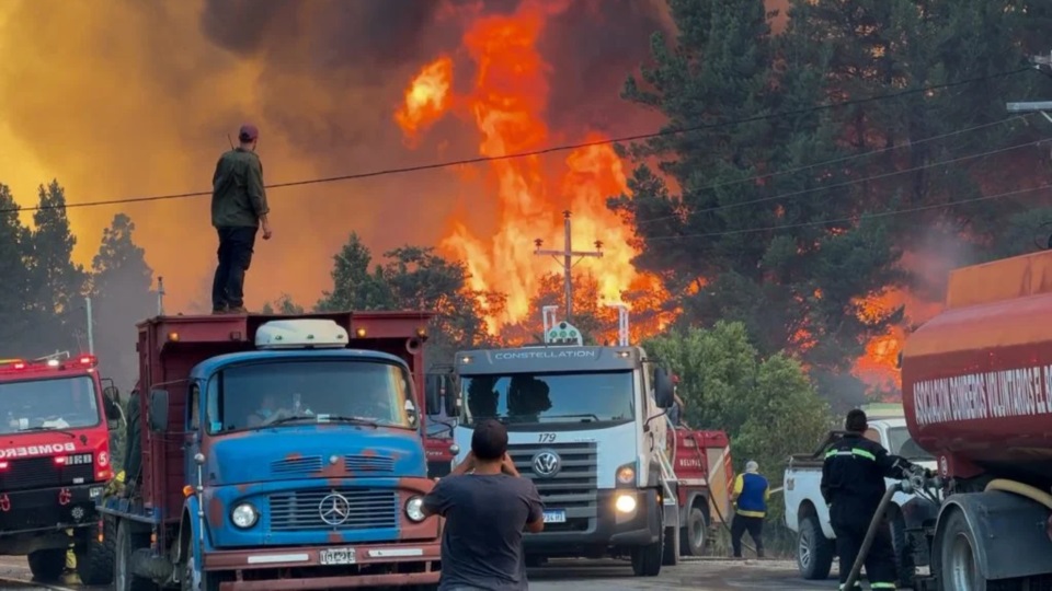 El fuego consume todo en El Bolsón. Milei, ausente. (Foto: EFE)