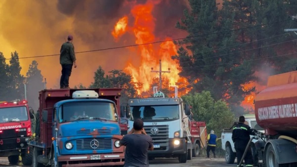 El fuego consume todo en El Bolsón. Milei, ausente. (Foto: EFE)