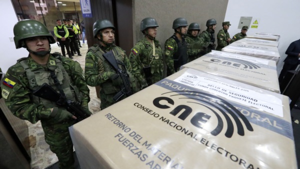Las boletas electorales custodiadas por las fuerzas armadas.