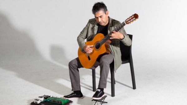 Jorge Alvarado se dedica a la docencia, enseña guitarra inclusive con un sistema on line.