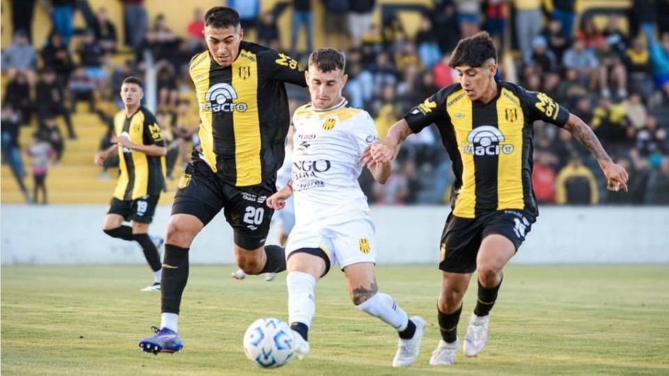 Thiago, a la derecha, en el amistoso ante Olimpo. Foto: Deportivo Madryn.