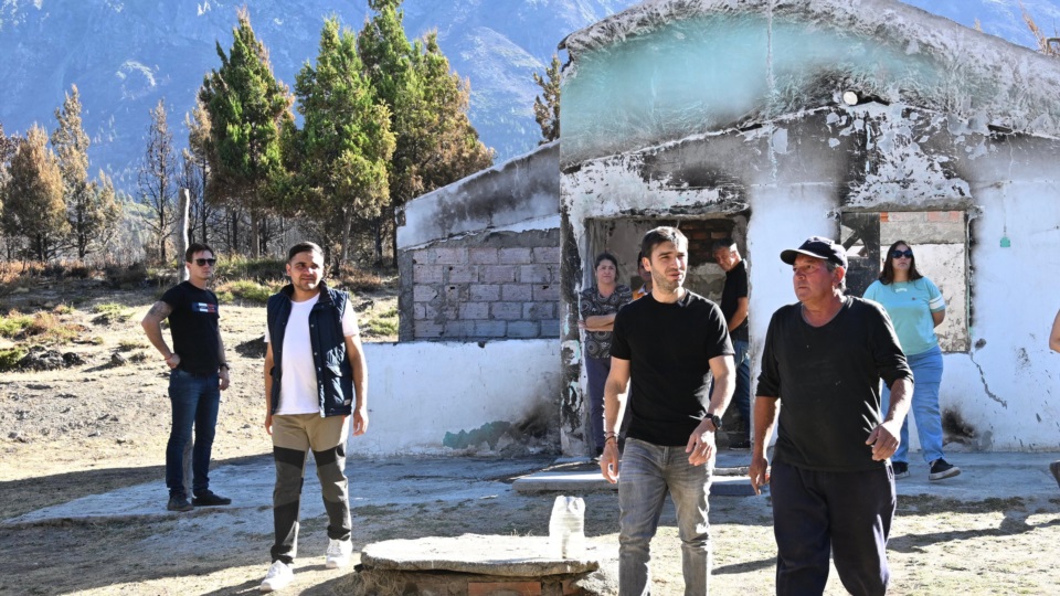 El mandatario provincial recorrió las viviendas dañadas por el siniestro ígneo.