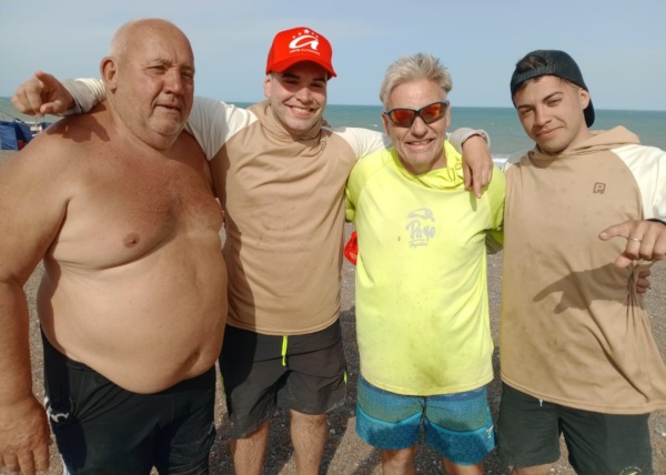 Dos generaciones de campeones: Simón Sarries y el "Chapu" Ercoreca junto a los tricampeones de 24 Horas, Yani Yinzery y Pepe Sarries. 