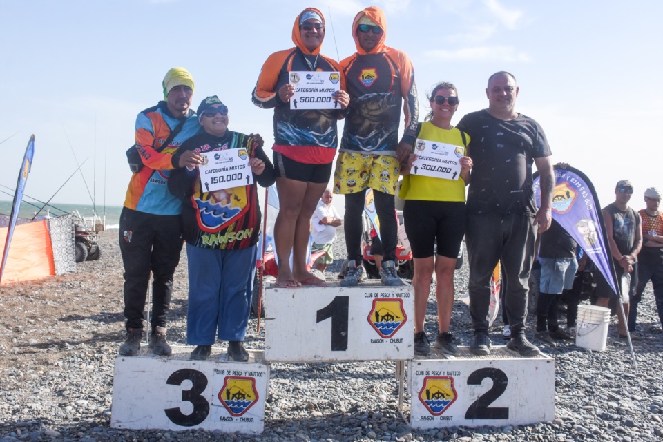 Podio de Mixtos: Guicha-Andrade, Bonavía-Rodríguez y Guzmán-Muñoz. Foto: Sergio Esparza.