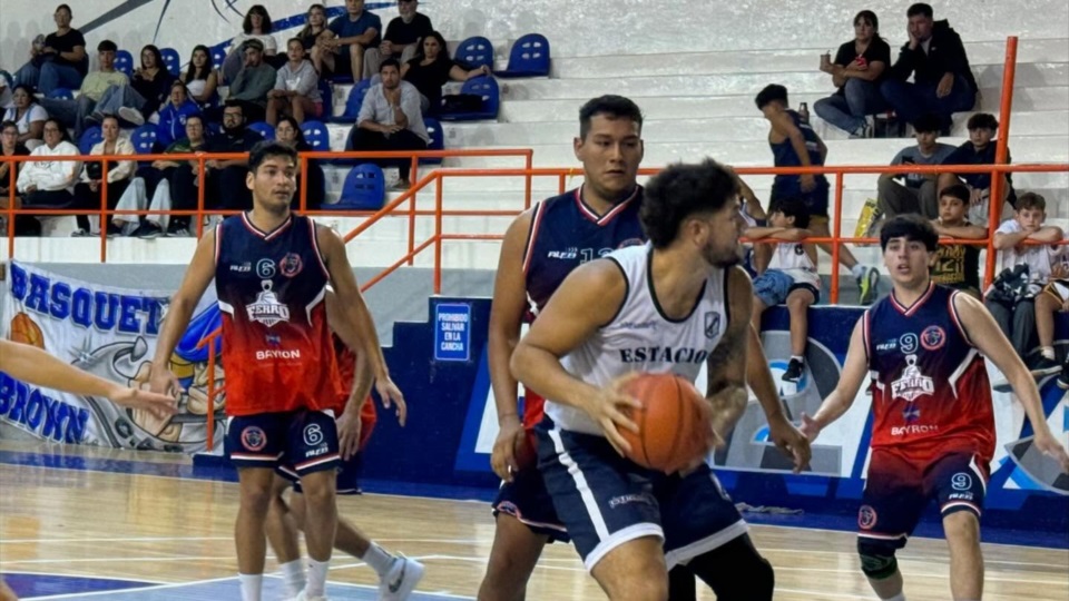 Franco Navarro ante Leo Sanabria. Foto: Prensa Ferro.