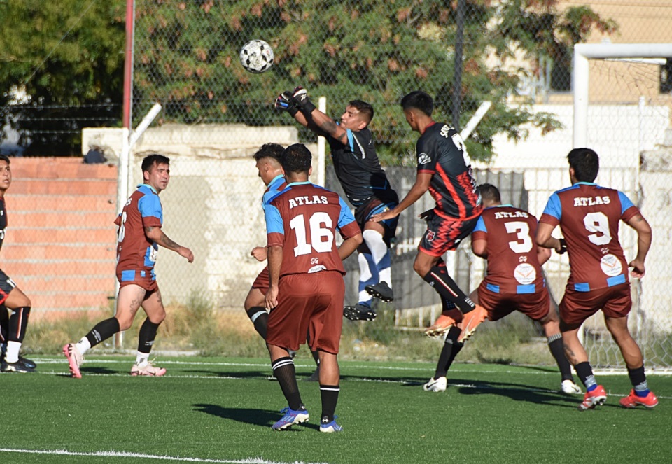 Viera, arquero de Atlas, tuvo una buena tarde pese a los siete goles. Foto: Norman Evans.