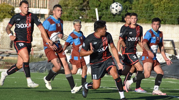 El primer gol de Rodrigo Linares. Foto: Norman Evans. 