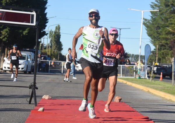 Jesús Valles y Néstor Reales definen el segundo lugar en 5K (Foto Sergio Esparza/JornadaMedios).
