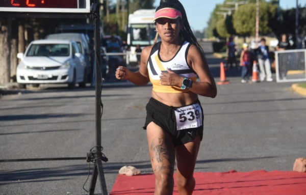 Hilda Chingoleo, segunda en damas 5K (Foto Sergio Esparza / Jornada Medios).