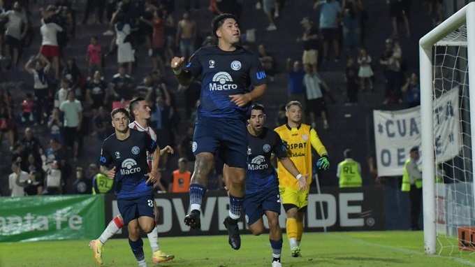 Sequeira festeja su primer gol de penal.