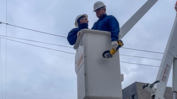 Personal de la Cooperativa de Rawson trabaja en distintos sectores de la ciudad para restituir el suministro eléctrico.