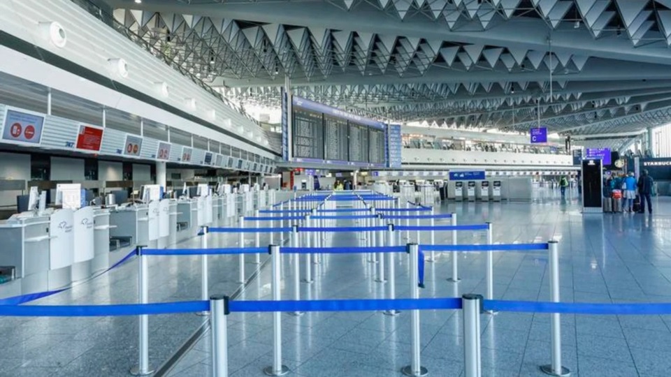 Imagen del 10 de marzo de 2025 de la sala de salidas vacía del Aeropuerto de Frankfurt, Alemania.