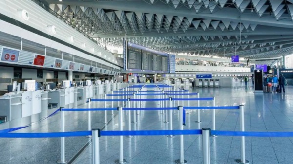 Imagen del 10 de marzo de 2025 de la sala de salidas vacía del Aeropuerto de Frankfurt, Alemania.
