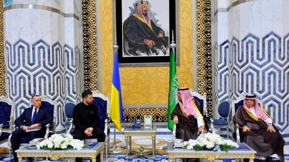 Zelenski llegó a Arabia el lunes y se marchó a primera hora de este martes tras reunirse con el príncipe heredero saudí, Mohammed bin Salman Al Saud.