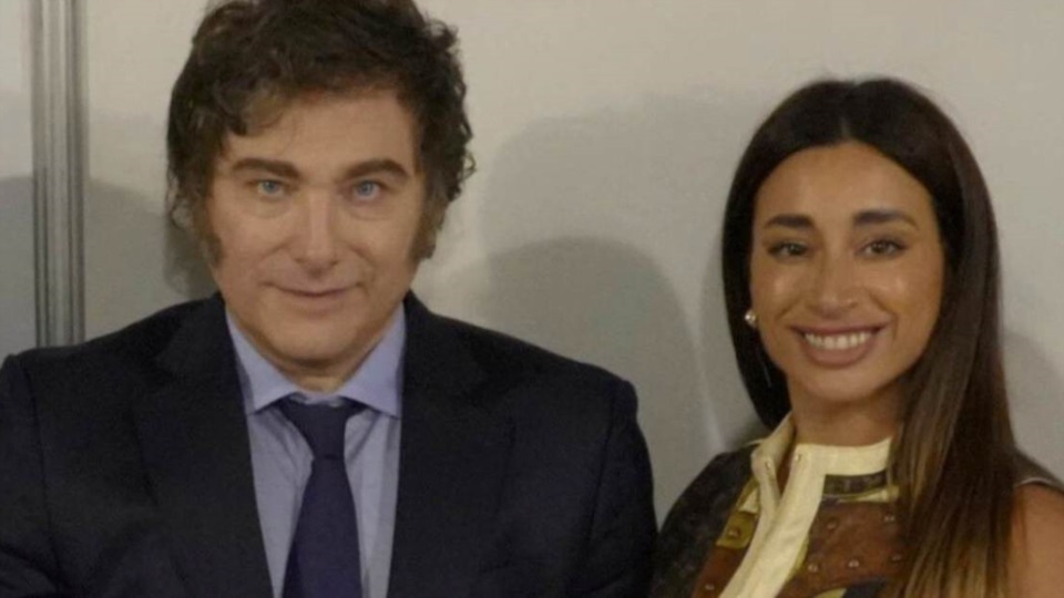 Javier Milei junto a Laura Belén Arrieta en la conferencia CPAC Buenos Aires.