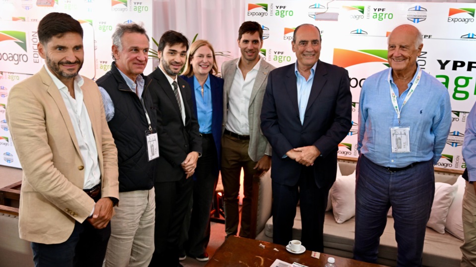 Torres junto con el jefe de Gabinete de Ministros de la Nación, Guillermo Francos, entre otros..