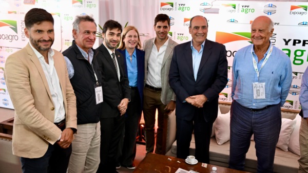 Torres junto con el jefe de Gabinete de Ministros de la Nación, Guillermo Francos, entre otros..