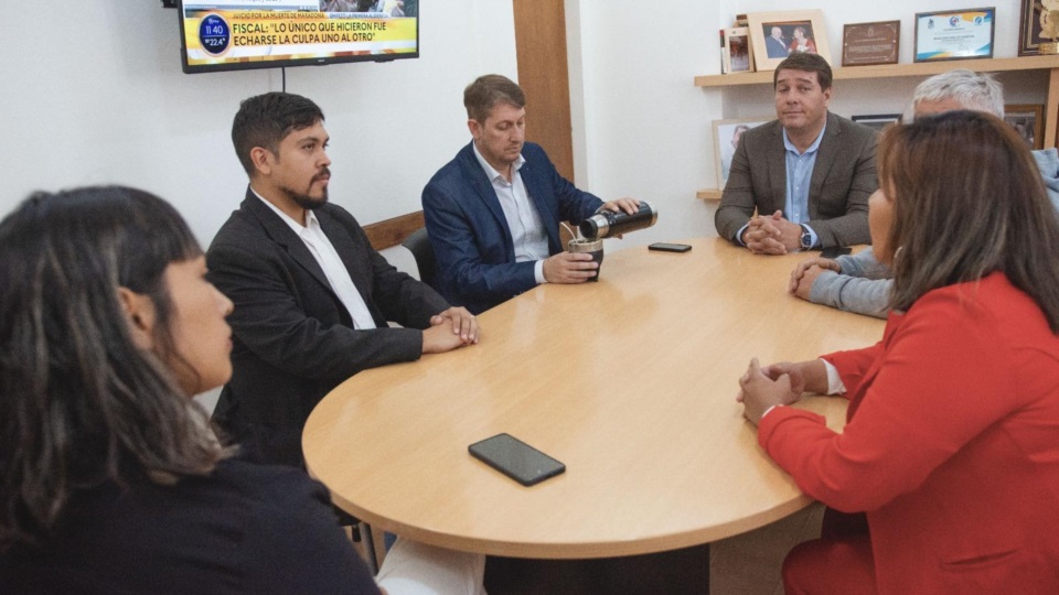 Biss, Monti, Ayup e integrantes de la Cooperativa Unidad Constructora.