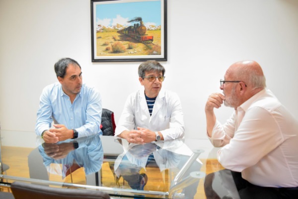 Maximiliano Sampaoli junto al concejal Omar Lattanzio, hicieron entrega de una donación.