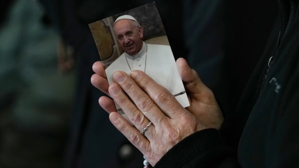 Una monja reza por la salud del papa Francisco en la Plaza de San Pedro en el Vaticano. (AP foto/Andrew Medichini).
