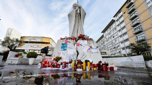 Velas y mensajes por el Papa frente al Policlínico Agostino Gemelli de Roma.