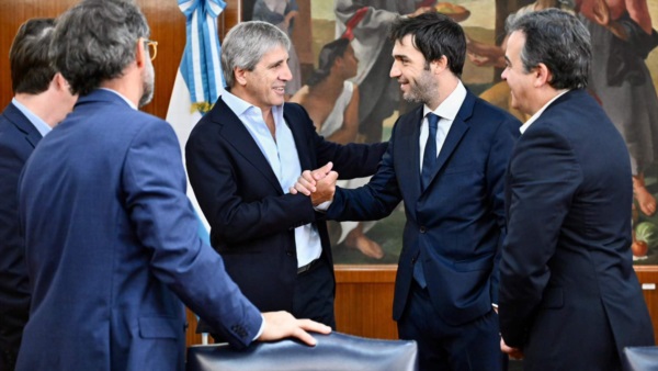 Sintonía fina. Toto Caputo y Nacho Torres en enero pasado.