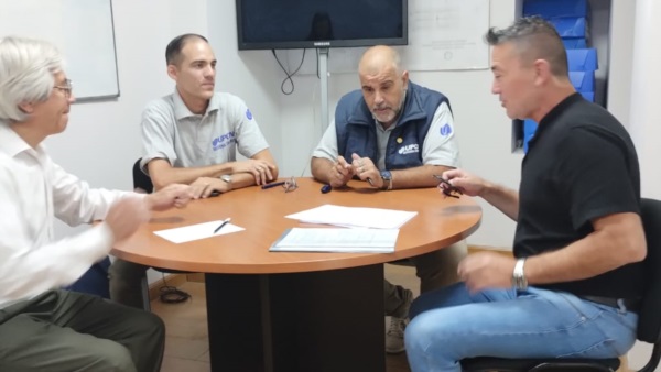 Salazar en el momento de la firma del acuerdo.