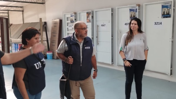 Etcheverry y Salazar de recorrida por la empresa de materiales..