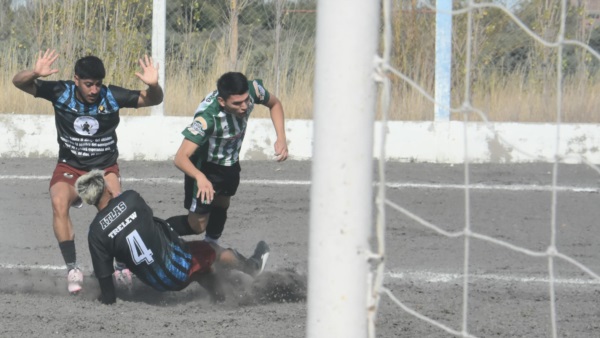 La jugada que motivó el segundo penal. Foto: Sergio Esparza.