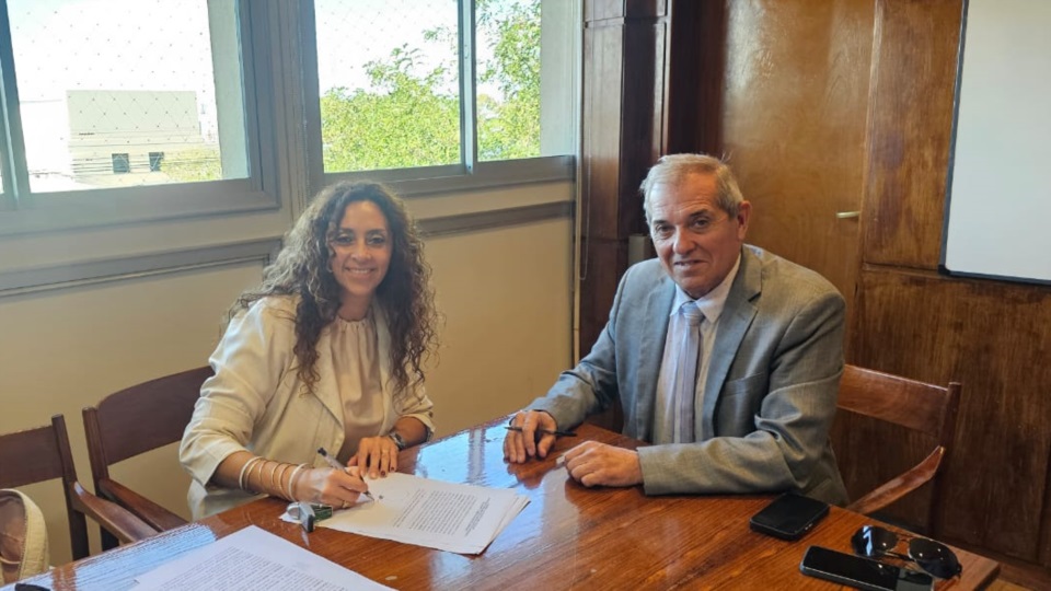 La intendenta de Camarones, Claudia Loyola, y el ministro de Educación de Chubut, José Luis Punta, firmaron un convenio de cooperación.