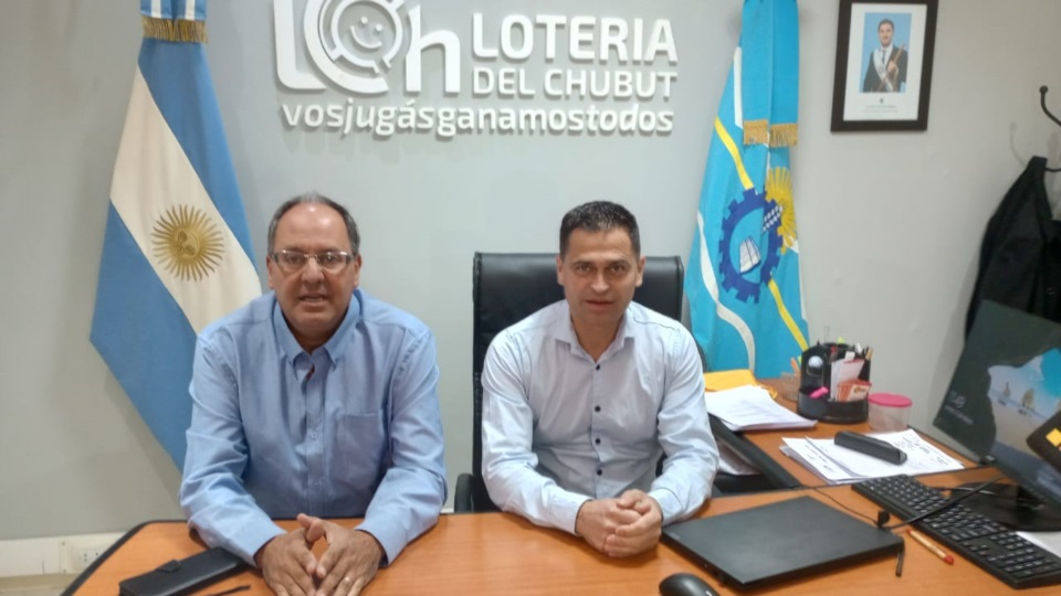 Daniel Cambón Rubi, gerente general y Ramiro Ibarra, presidente del Instituto de Asistencia Social (IAS) Lotería del Chubut.