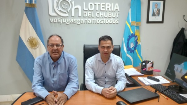 Daniel Cambón Rubi, gerente general y Ramiro Ibarra, presidente del Instituto de Asistencia Social (IAS) Lotería del Chubut.