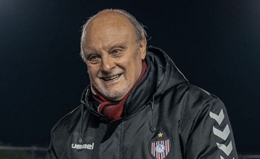 Di Pierro, apuntado por la marcha de los jubilados con hinchas de Chacarita.