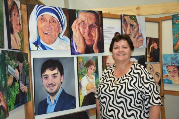 La artista Claudia Bau junto a sus obras.