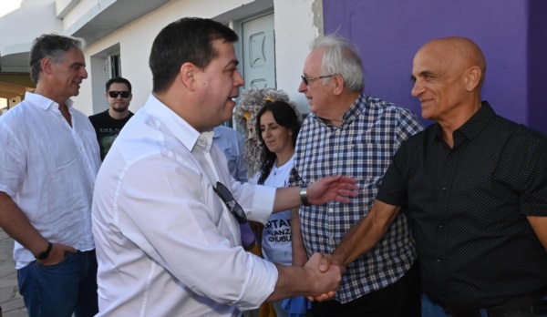 El diputado nacional saludando a los (pocos) invitados que asistieron.