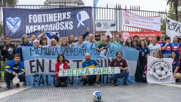 Miembros de la Coordinadora de DD.HH. del fútbol en Plaza de Mayo.