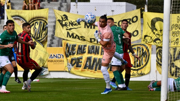 Monetti le atajó un penal a Silva a los diez minutos. (Foto: Daniel Feldman/Jornada).