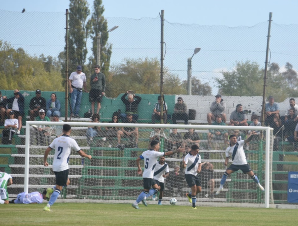 Brown festeja su primer gol en el campeonato. (Foto: Sergio Esparza/Jornada).