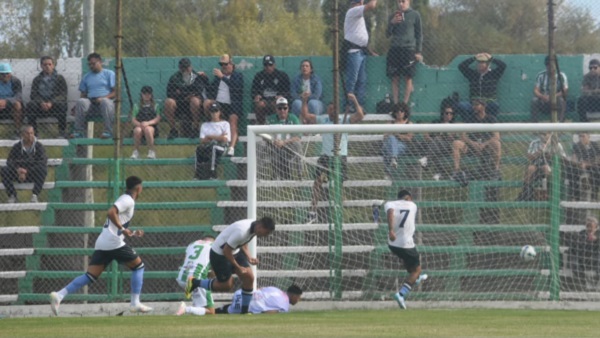 Terán se lamenta y los jugadores de Brown festejan. (Foto: Sergio Esparza/Jornada).