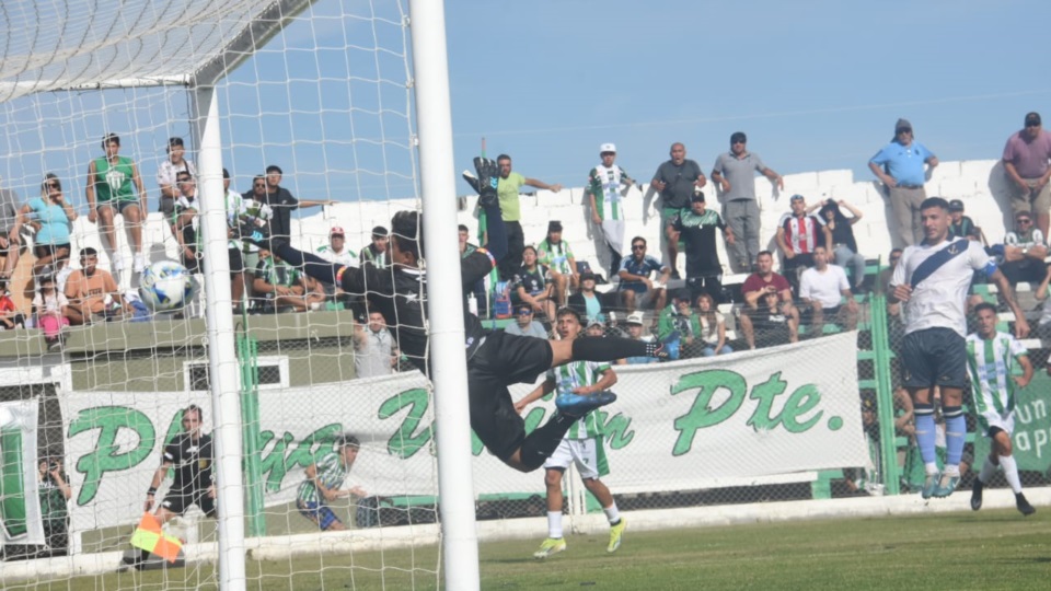 El remate de Pérez que se desvió y dejó sin respuestas a Soria. (Foto: Sergio Esparza/Jornada).