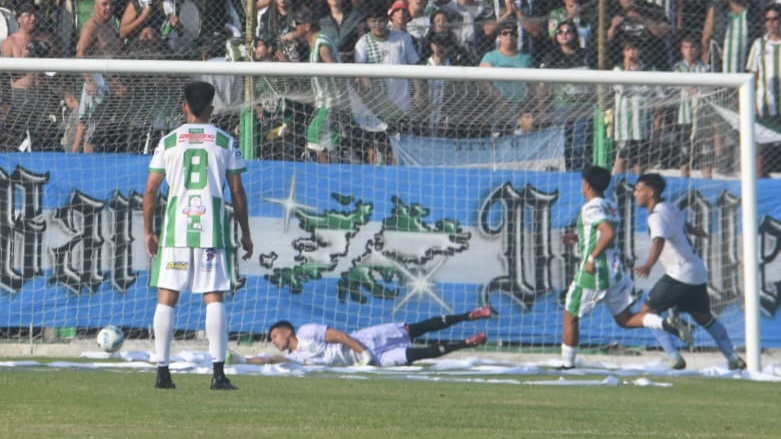 Ramiro López anota el segundo gol de Brown. (Foto: Sergio Esparza/Jornada).
