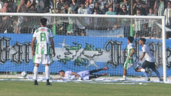 Ramiro López anota el segundo gol de Brown. (Foto: Sergio Esparza/Jornada).