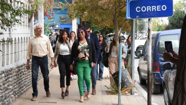 Olga, junto a su equipo legal, amigos y la prensa llegando al correo. Foto: Norman Evans