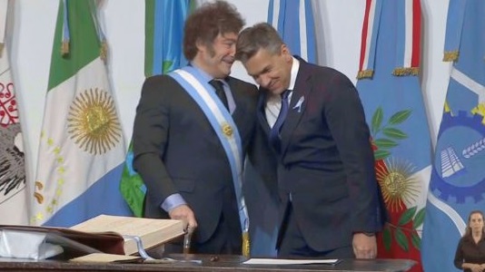 Zdero junto al presidente Milei, durante la firma del "Pacto de Mayo".