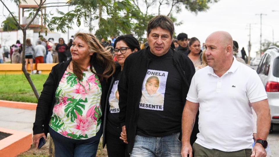 Gustavo Sastre junto a familiares de Leonela Aguirre.