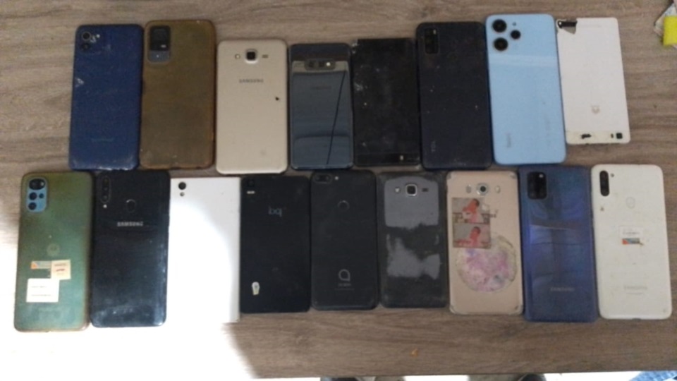 Más de una docena de teléfono celulares fueron incautados.