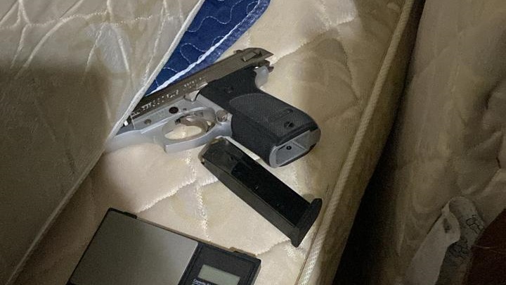 Dos armas de fueron hallados en las diligencias.