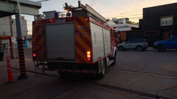 Este martes por la mañana salió nuevamente una dotación de Bomberos Voluntarios para controlar puntos calientes del incendio.